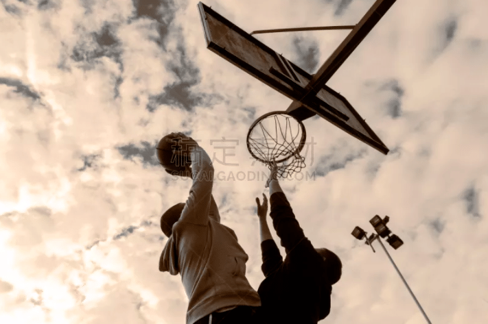 铃木一朗在 2015 年作为马林鱼球员回归西雅图，全场水手球迷起立鼓掌五分钟